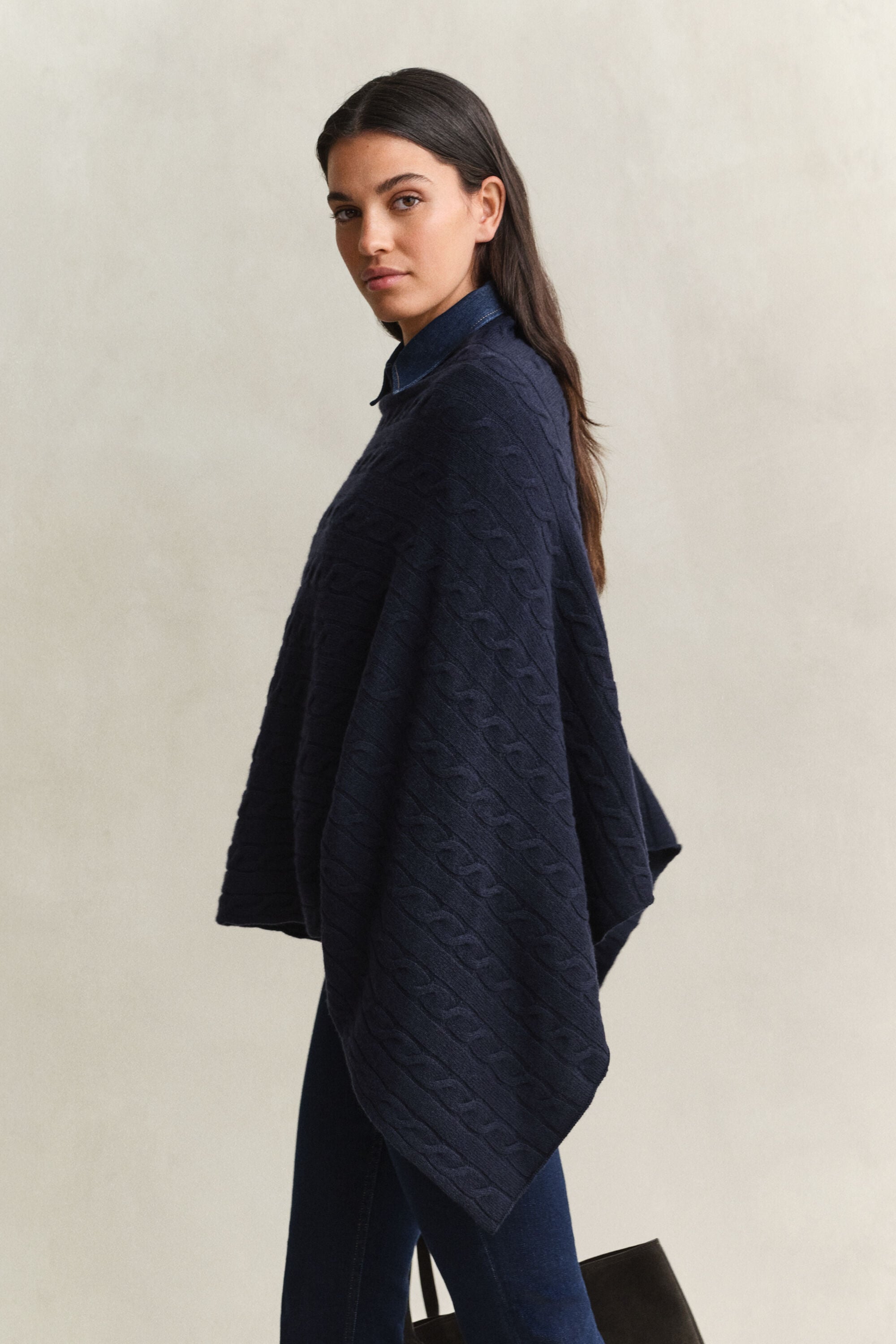 Poncho em malha entrançada de lã