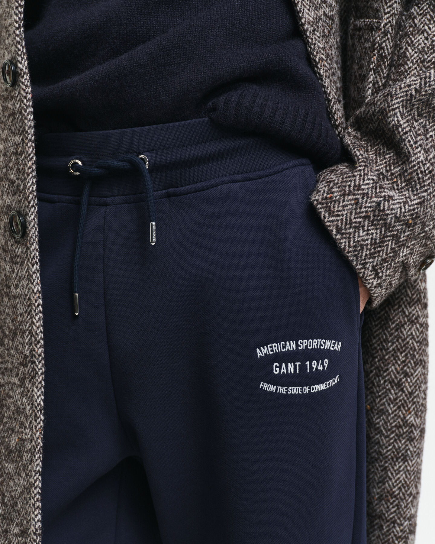 Calças desportivas com grafismo pequeno