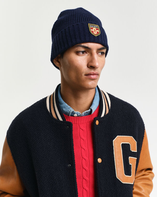 Gorro em lã com emblema