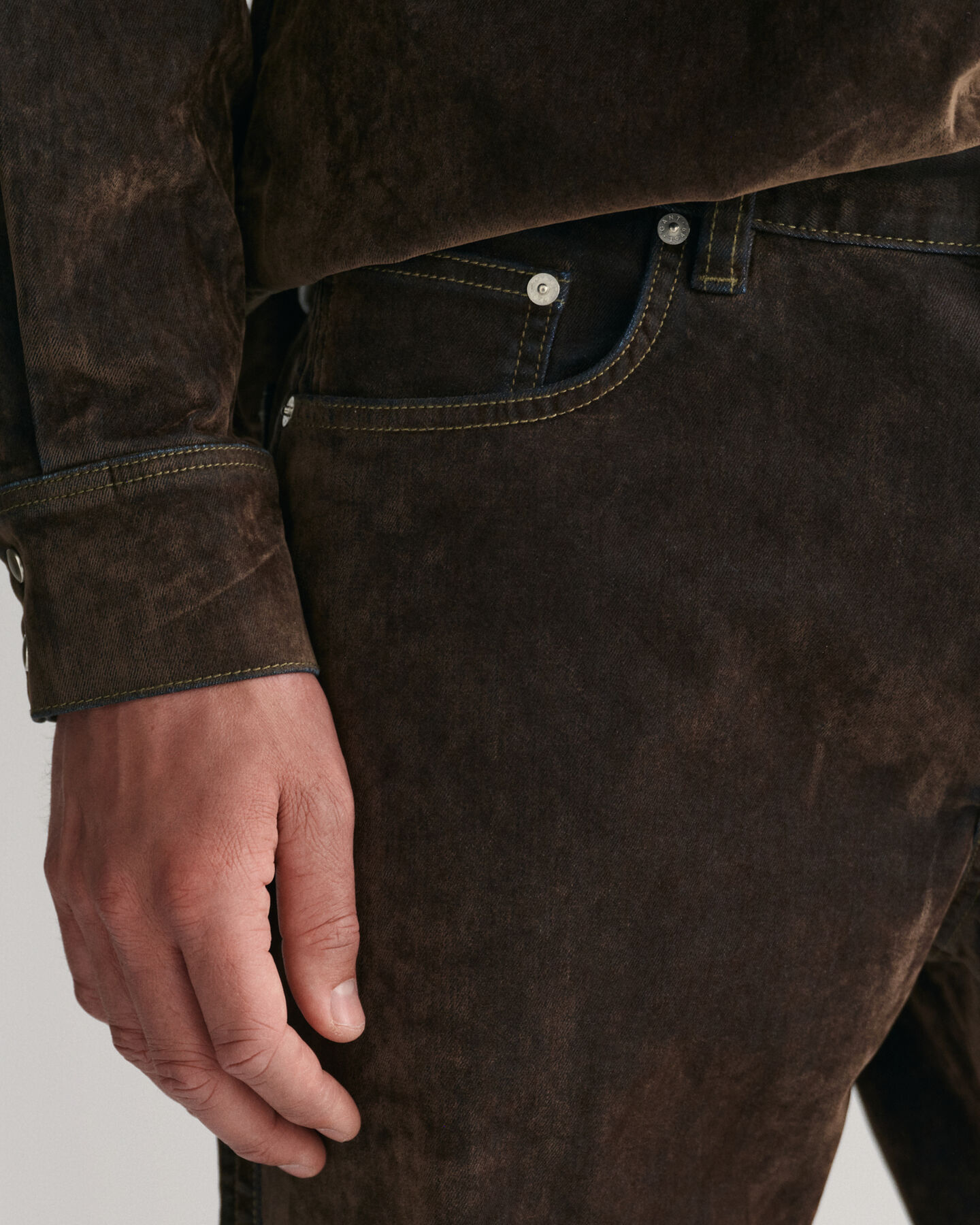 Cal&ccedil;as de ganga com acabamento aveludado Flocked relaxed fit