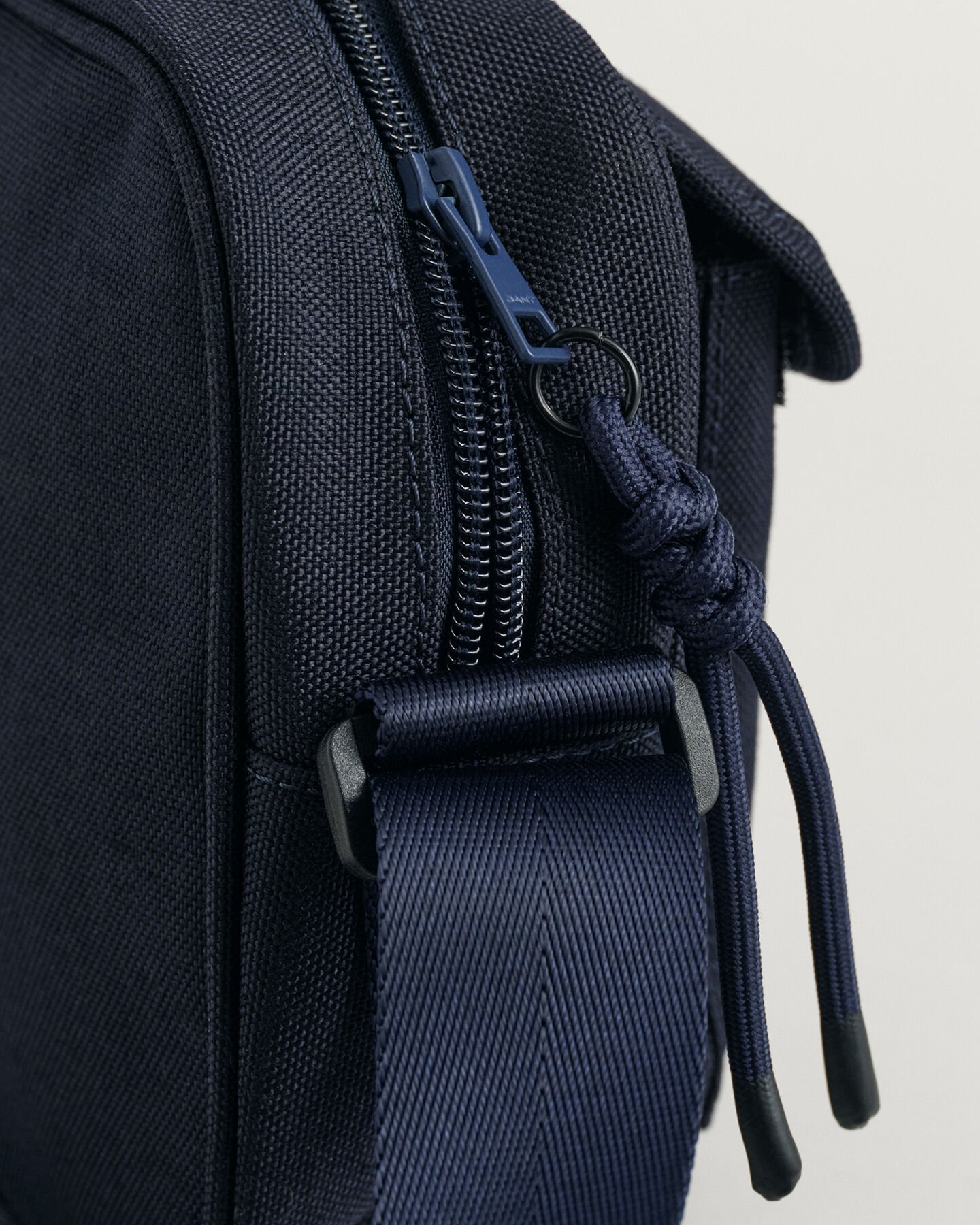 Bolsa Contrast Shield Teens