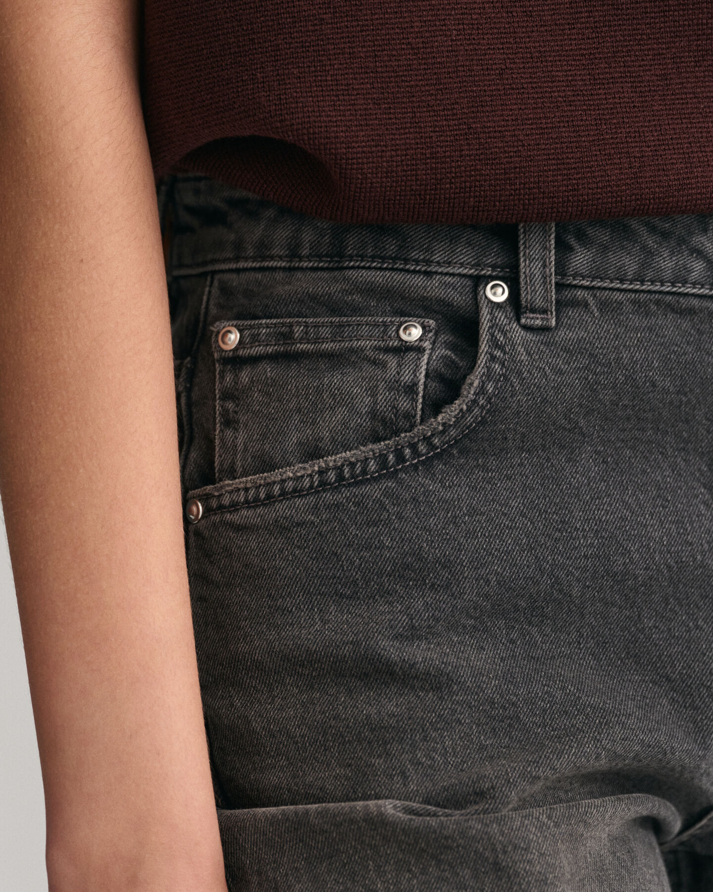 Calças de ganga pelo tornozelo com perna a direito