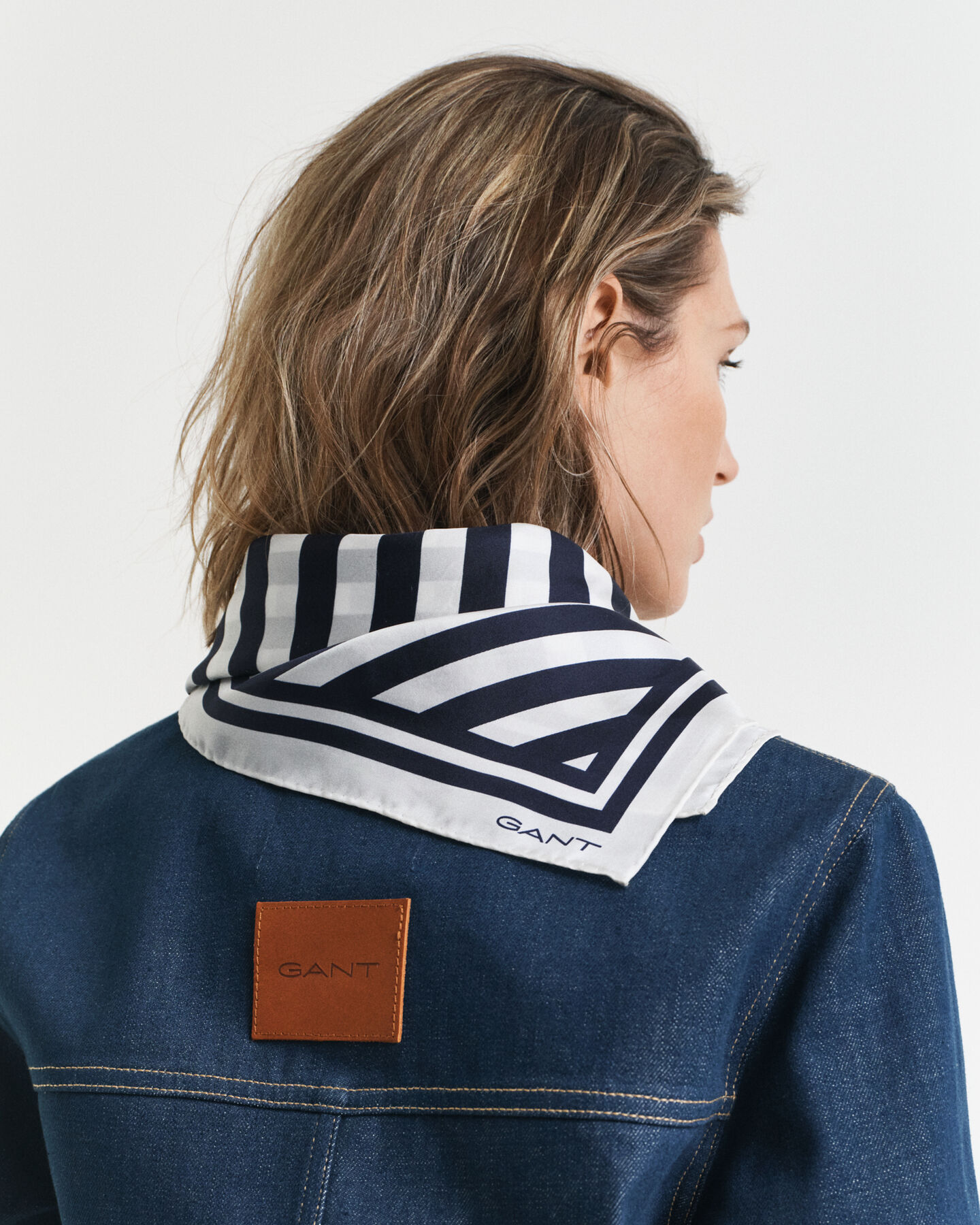 Lenço em seda com estampado Chevron