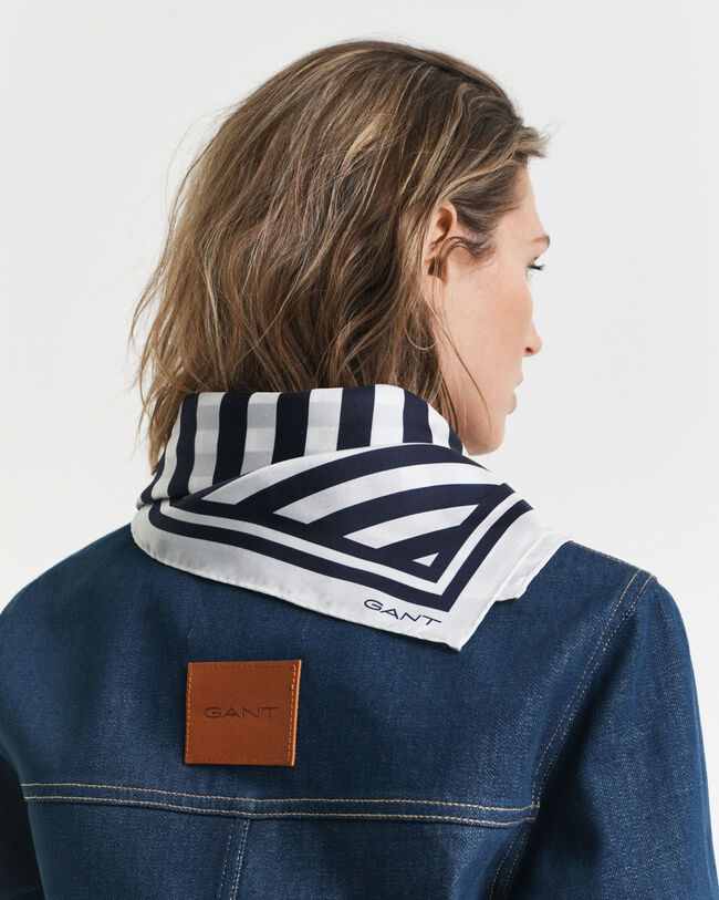 Lenço em seda com estampado Chevron