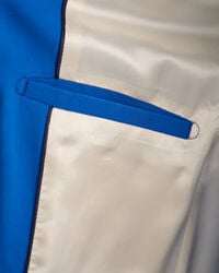 Blazer cintado com ombros largos