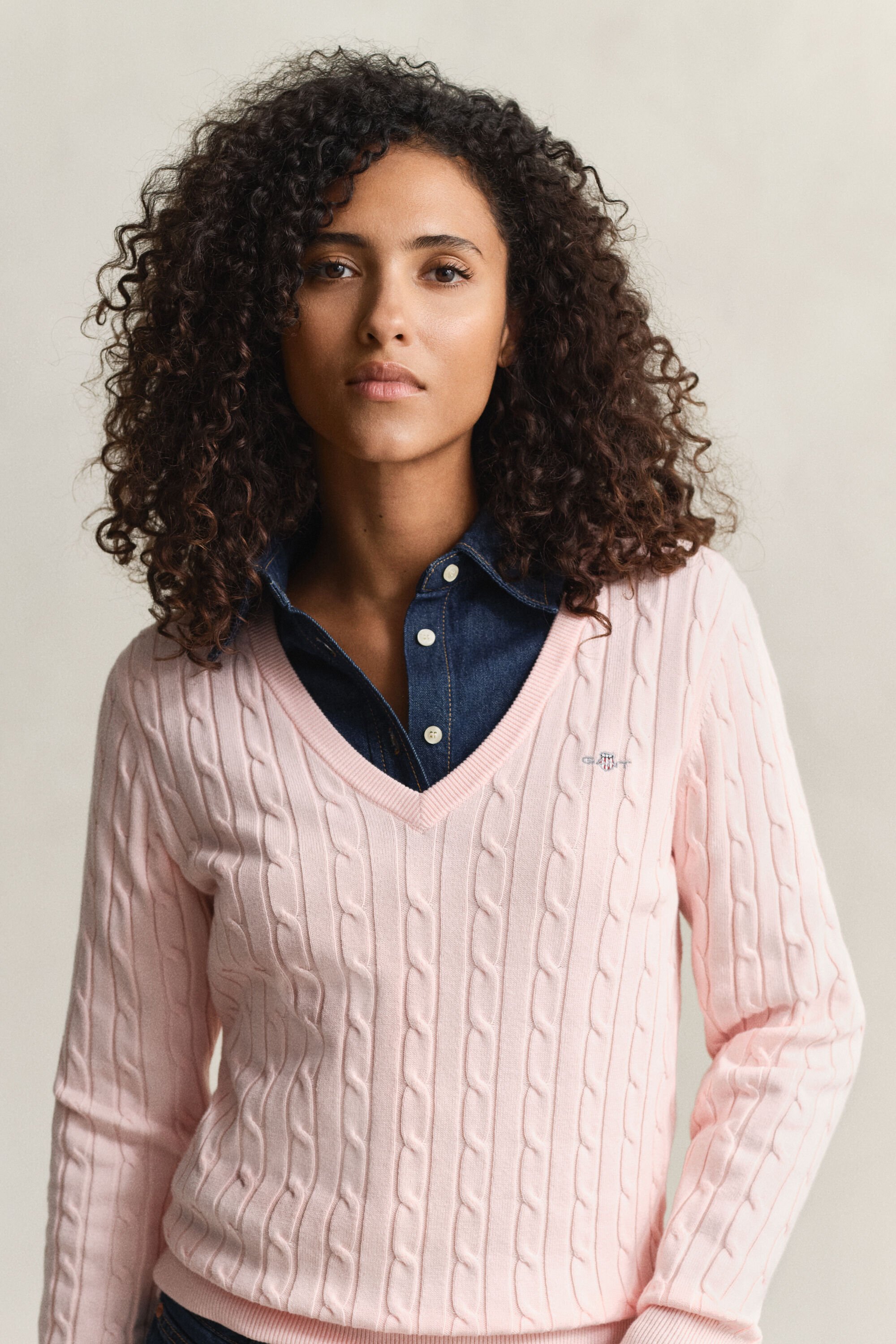 Pullover com decote em V em malha entrançada