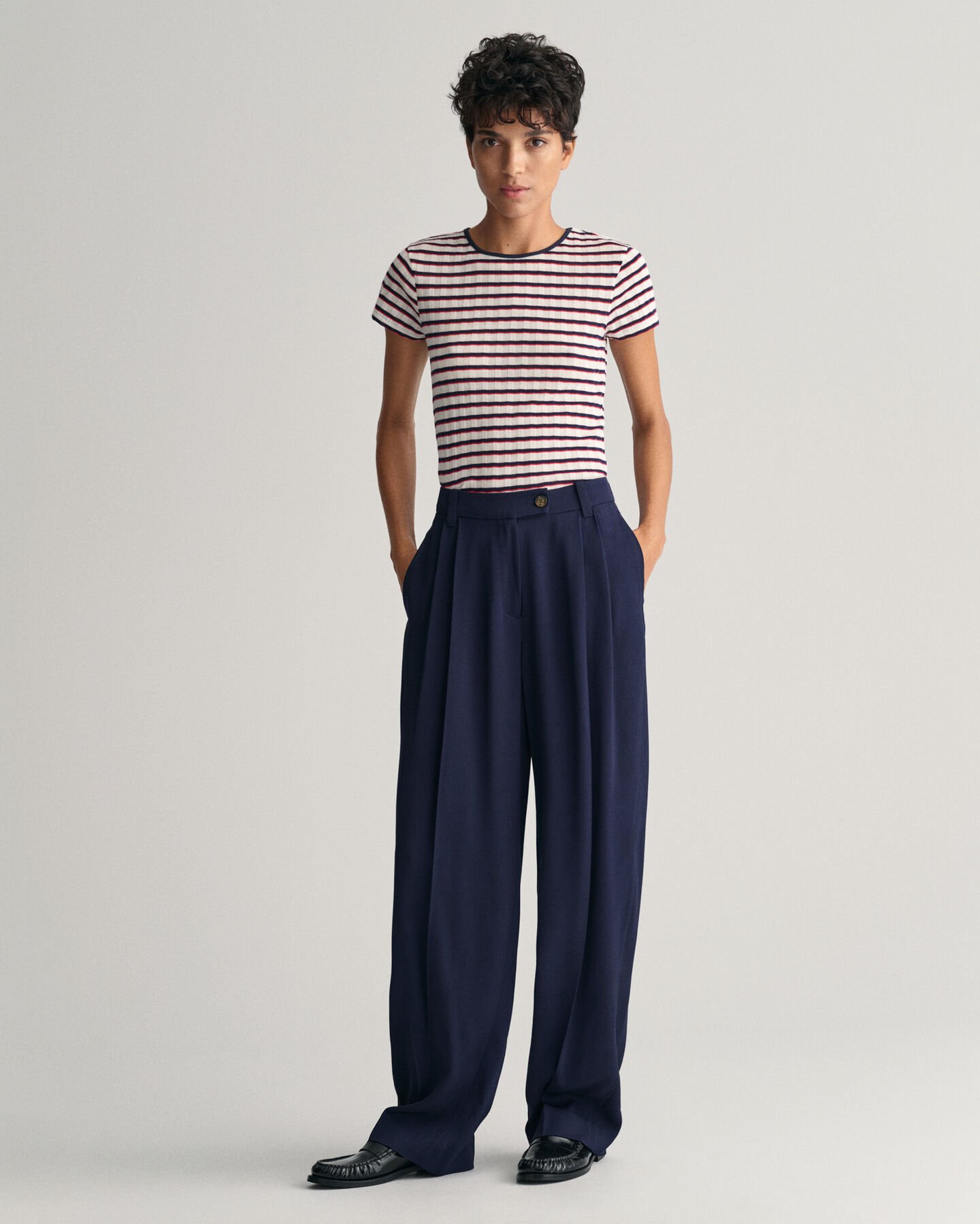 Calças chino com perna larga e cintura descida loose fit