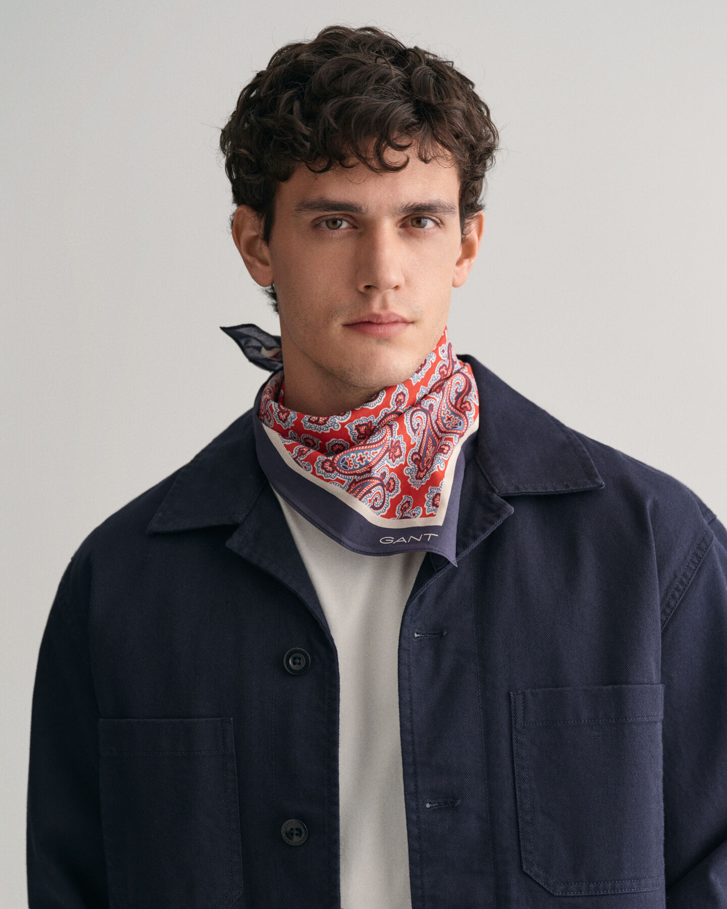 Lenço em algodão com padrão paisley