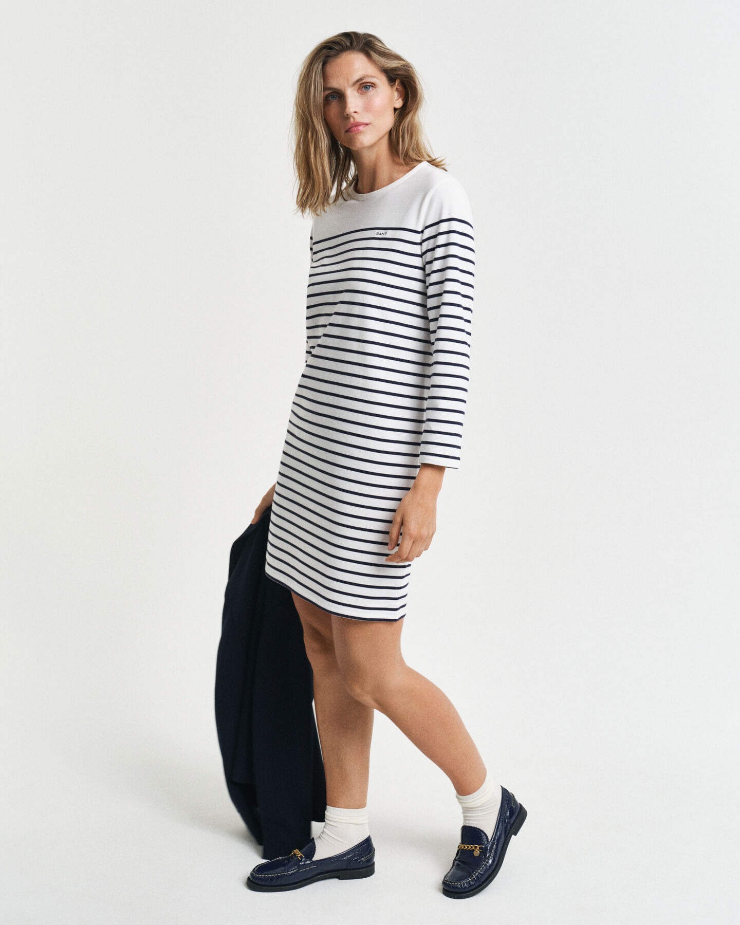 Vestido com decote redondo e riscas de marinheiro