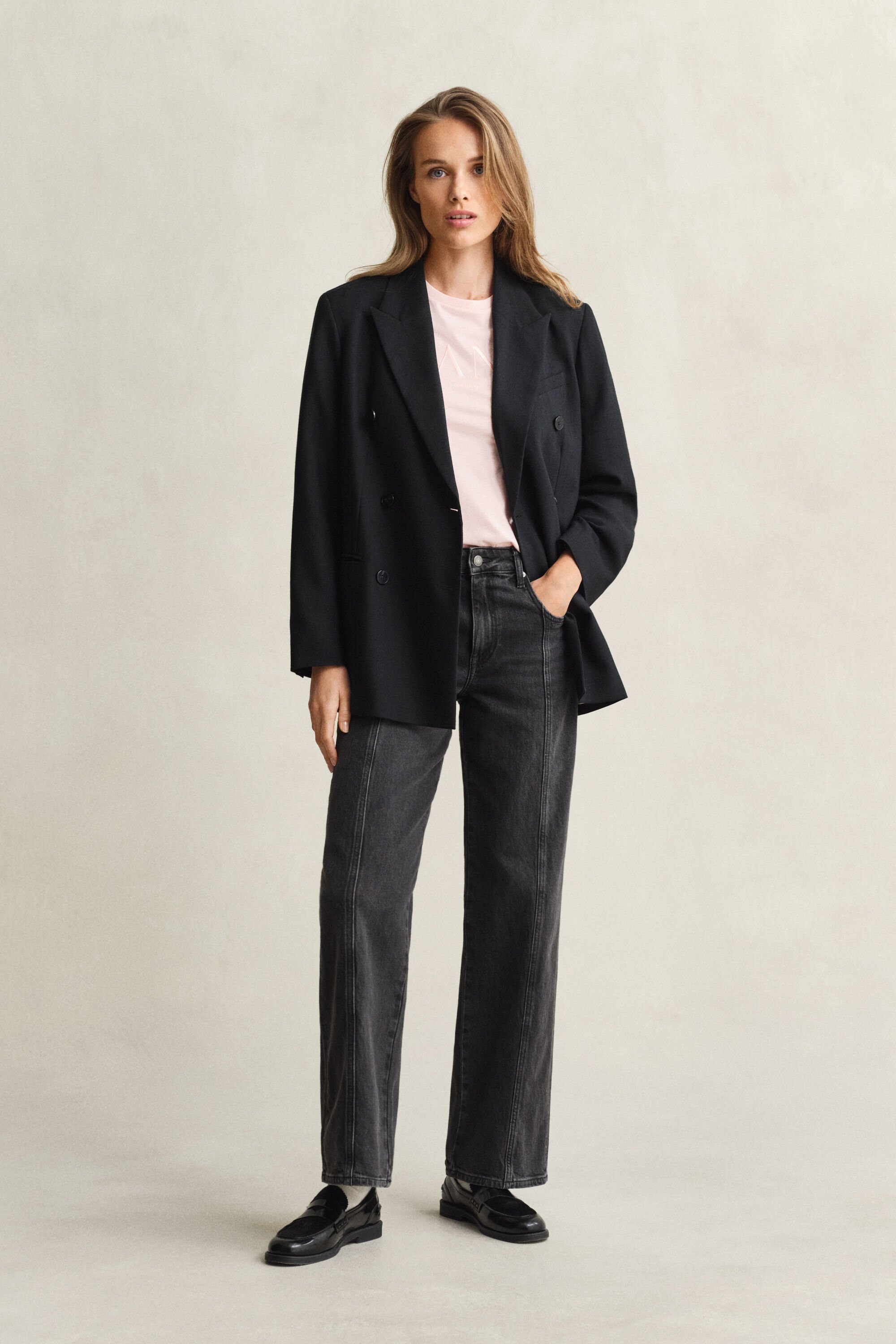 T-shirt com grafismo no mesmo tom