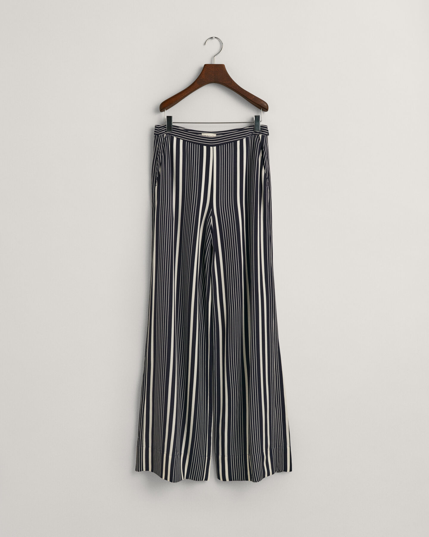 Calças com estampado às riscas e perna larga regular fit