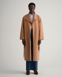 Sobretudo com cinto cosido &agrave; m&atilde;o