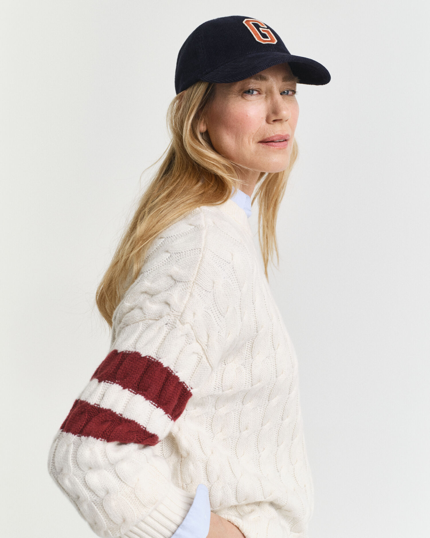 Camisola de malha entrançada com decote redondo às riscas contrastantes