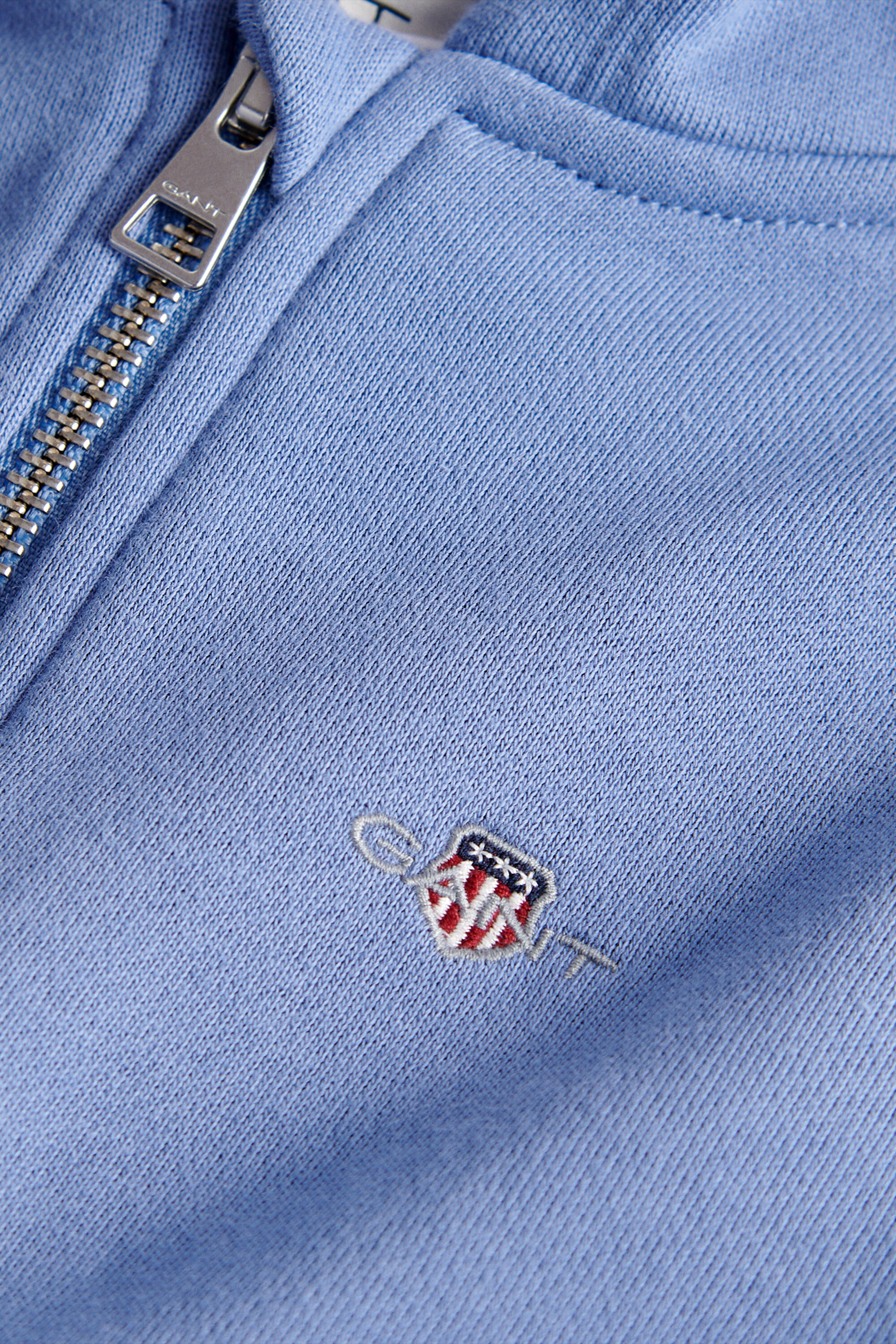 Conjunto com calças desportivas, t-shirt e sweatshirt com capuz e fecho Shield Boys