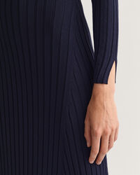 Vestido com decote redondo em canelado