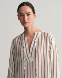 Cafetã com decote em V às riscas