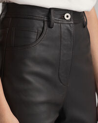 Calças em pele pelo tornozelo com cintura subida