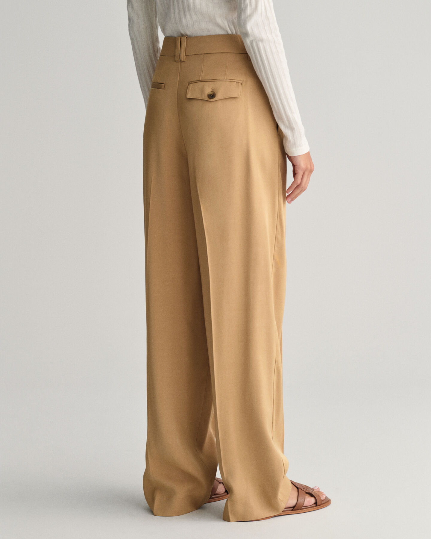 Calças chino com perna larga e cintura descida loose fit