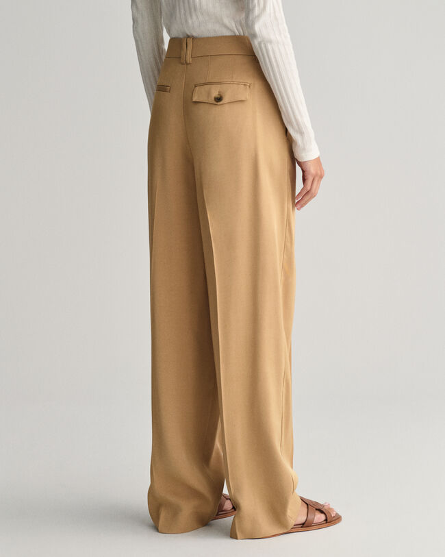 Calças chino com perna larga e cintura descida loose fit