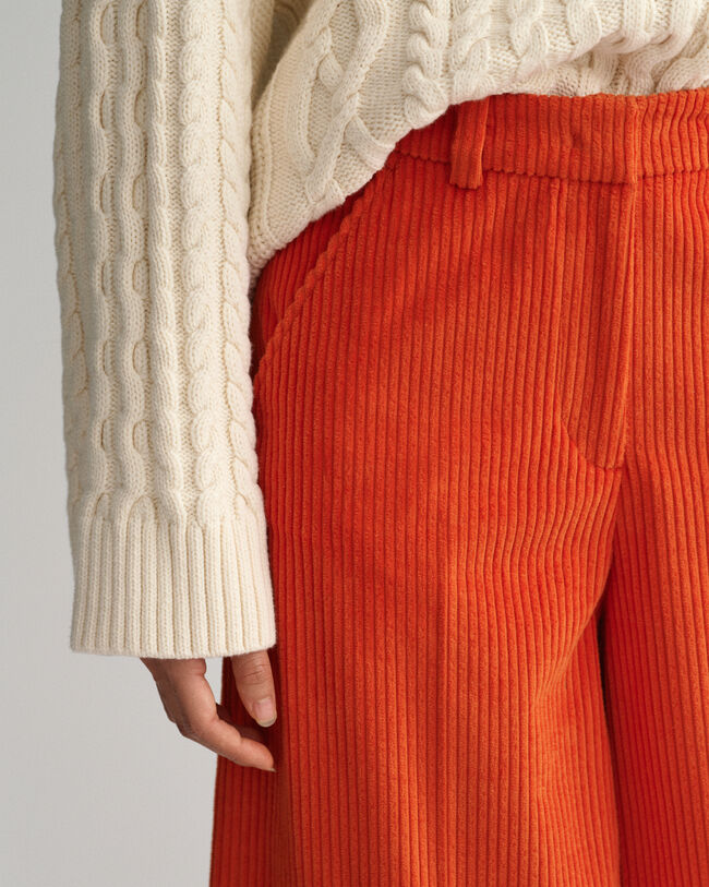 Cal&ccedil;as em bombazina com perna larga e cintura subida