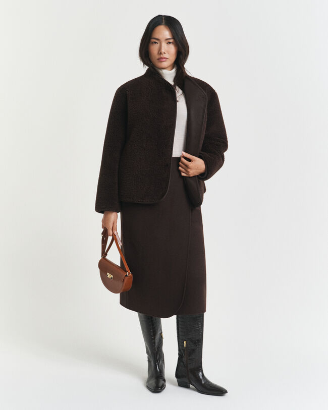 Saia de trespasse cosida à mão com comprimento médio