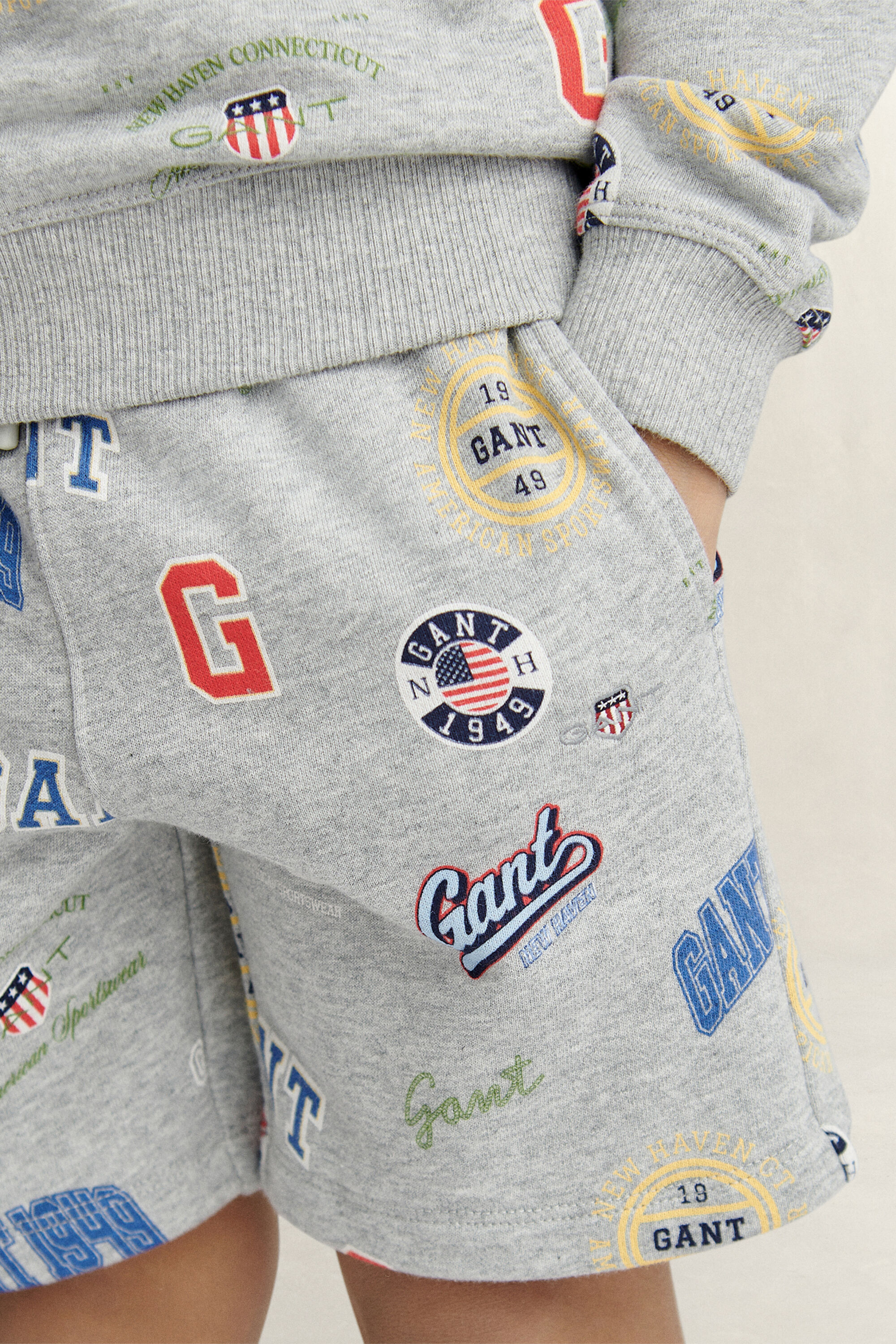 Conjunto de sweatshirt e calções desportivos com estampado Boys