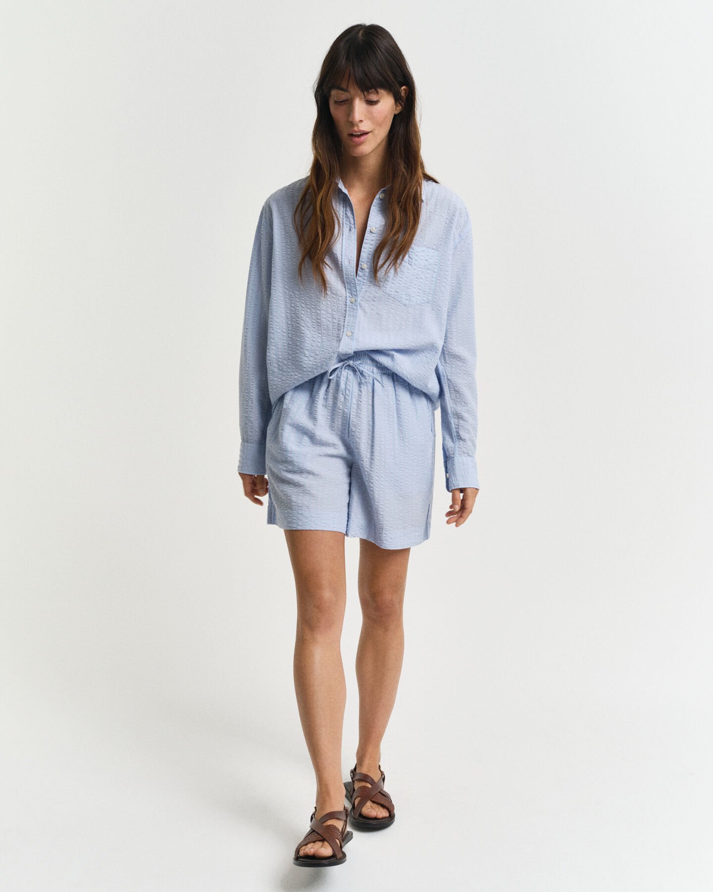 Cal&ccedil;&otilde;es Seersucker &agrave;s riscas no mesmo tom