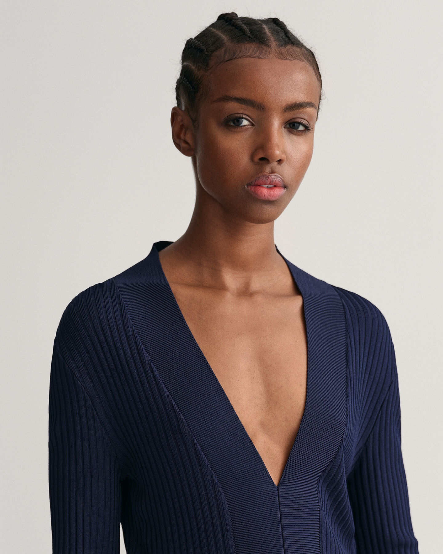 Top canelado de manga comprida com decote em V