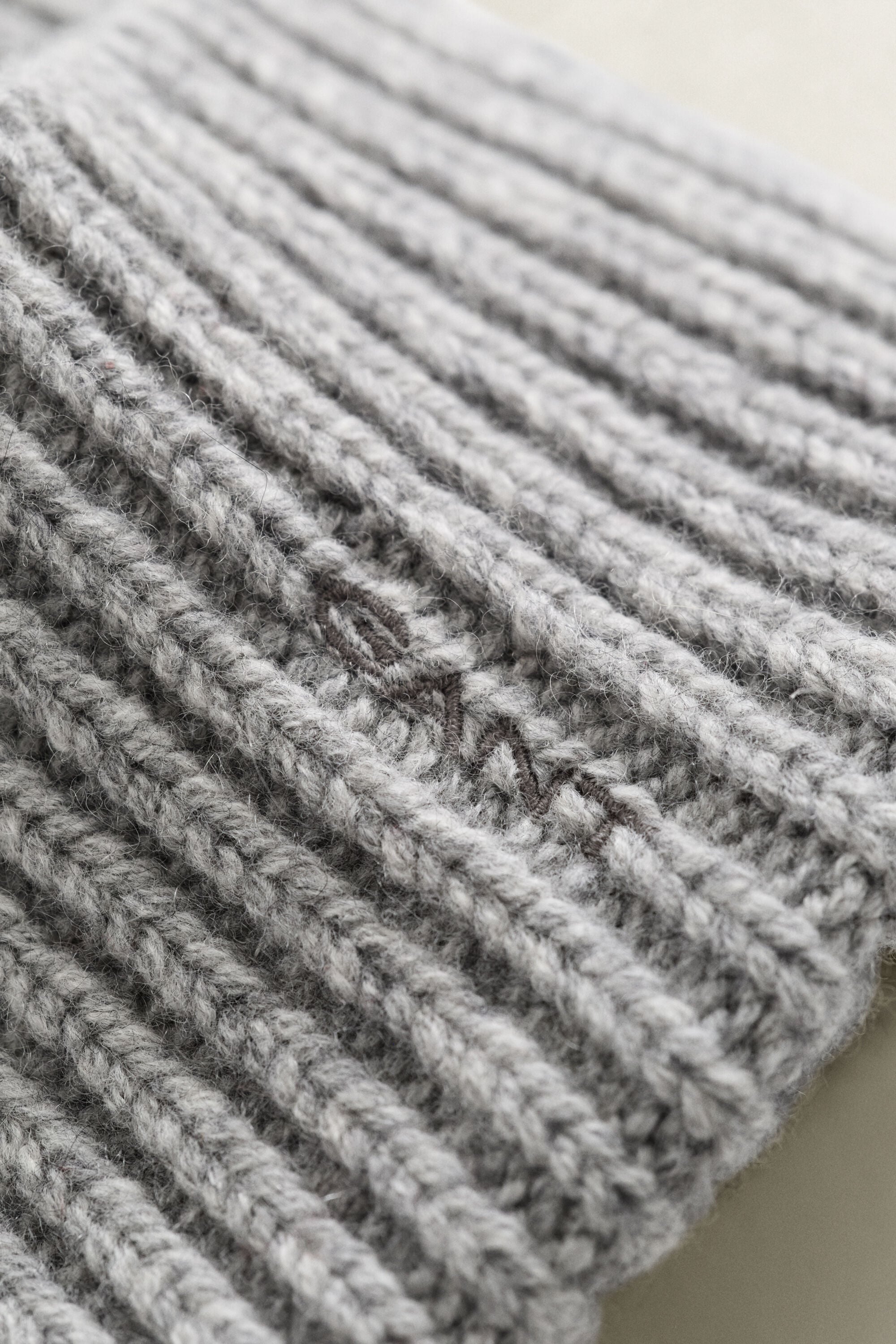 Gorro canelado em mistura de lã e caxemira