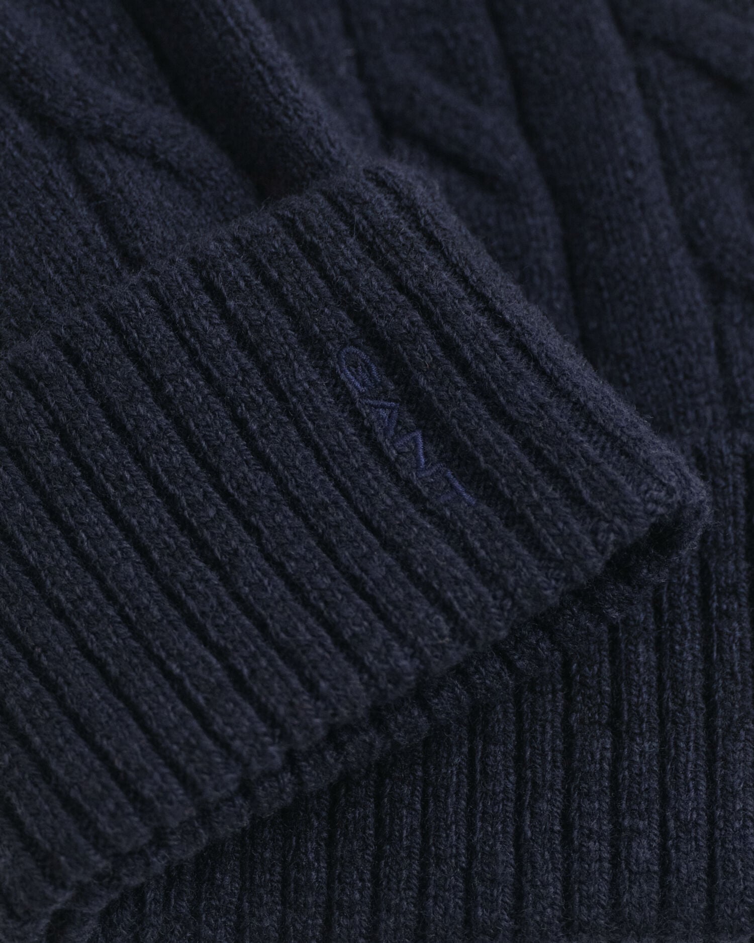 Gorro em malha entrançada de lã