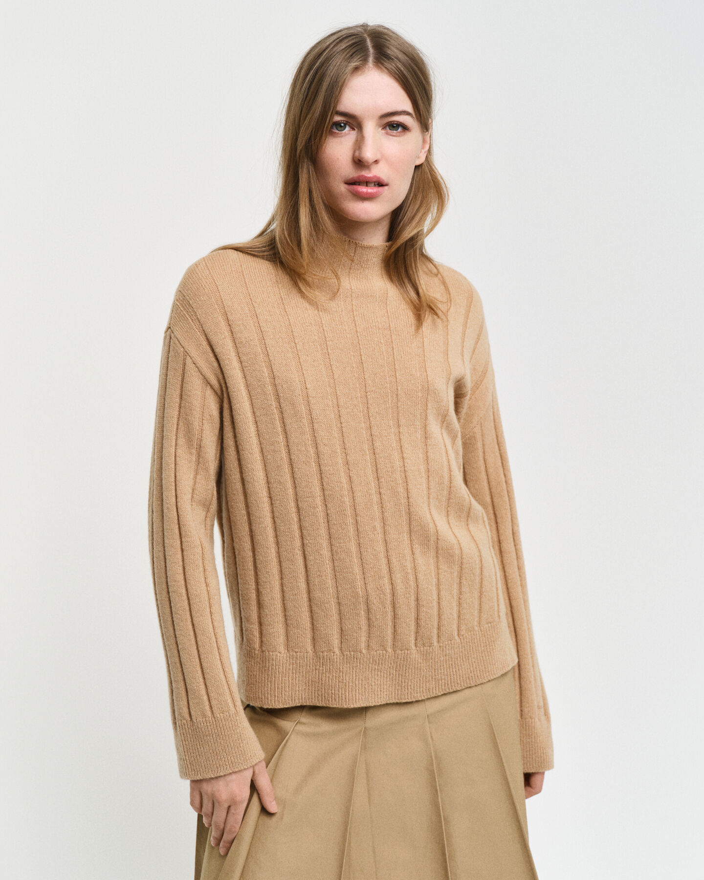 Camisola de malha com gola estilo mao em l&atilde; com canelado largo