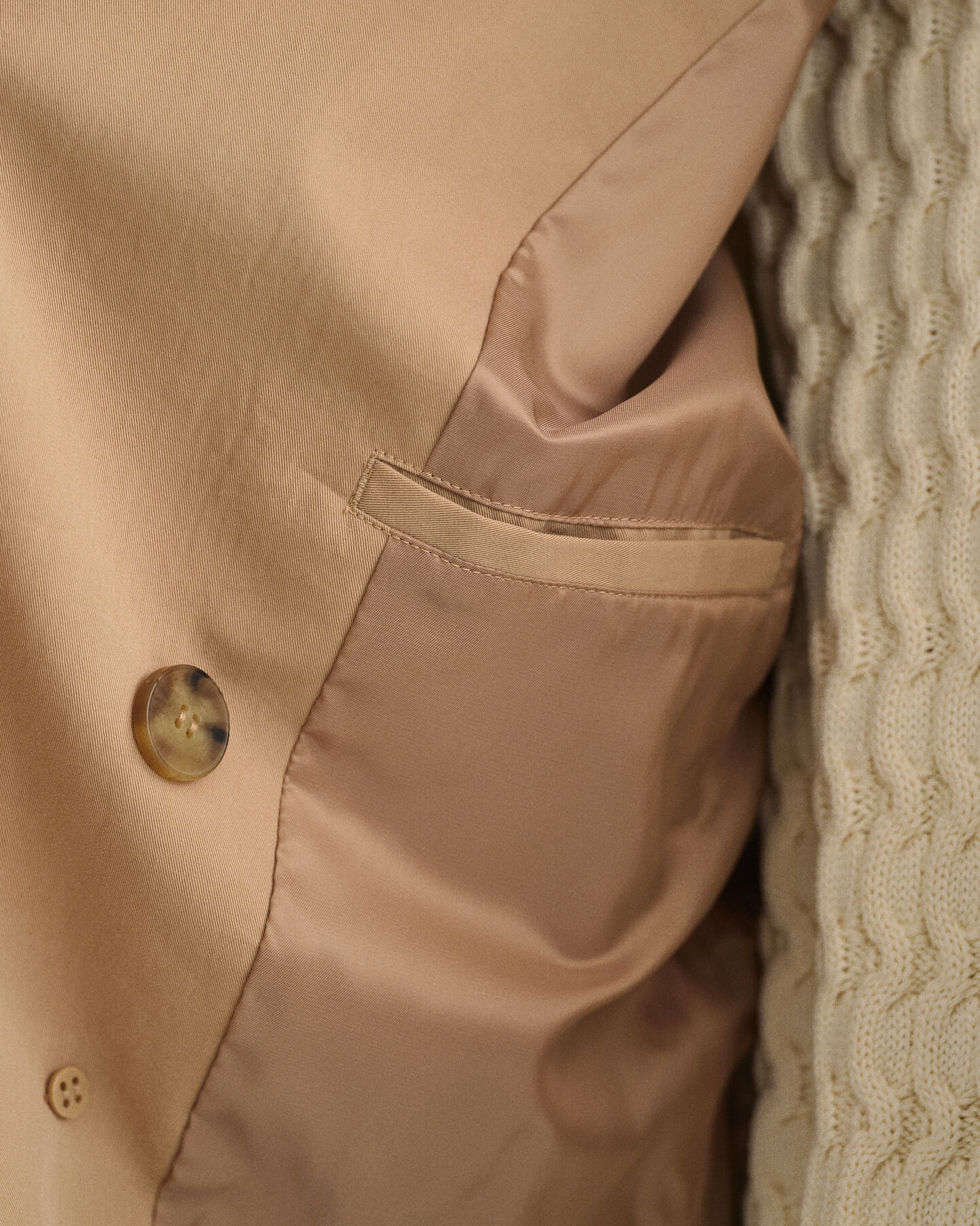 Casaco curto estilo gabardina