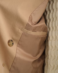 Casaco curto estilo gabardina