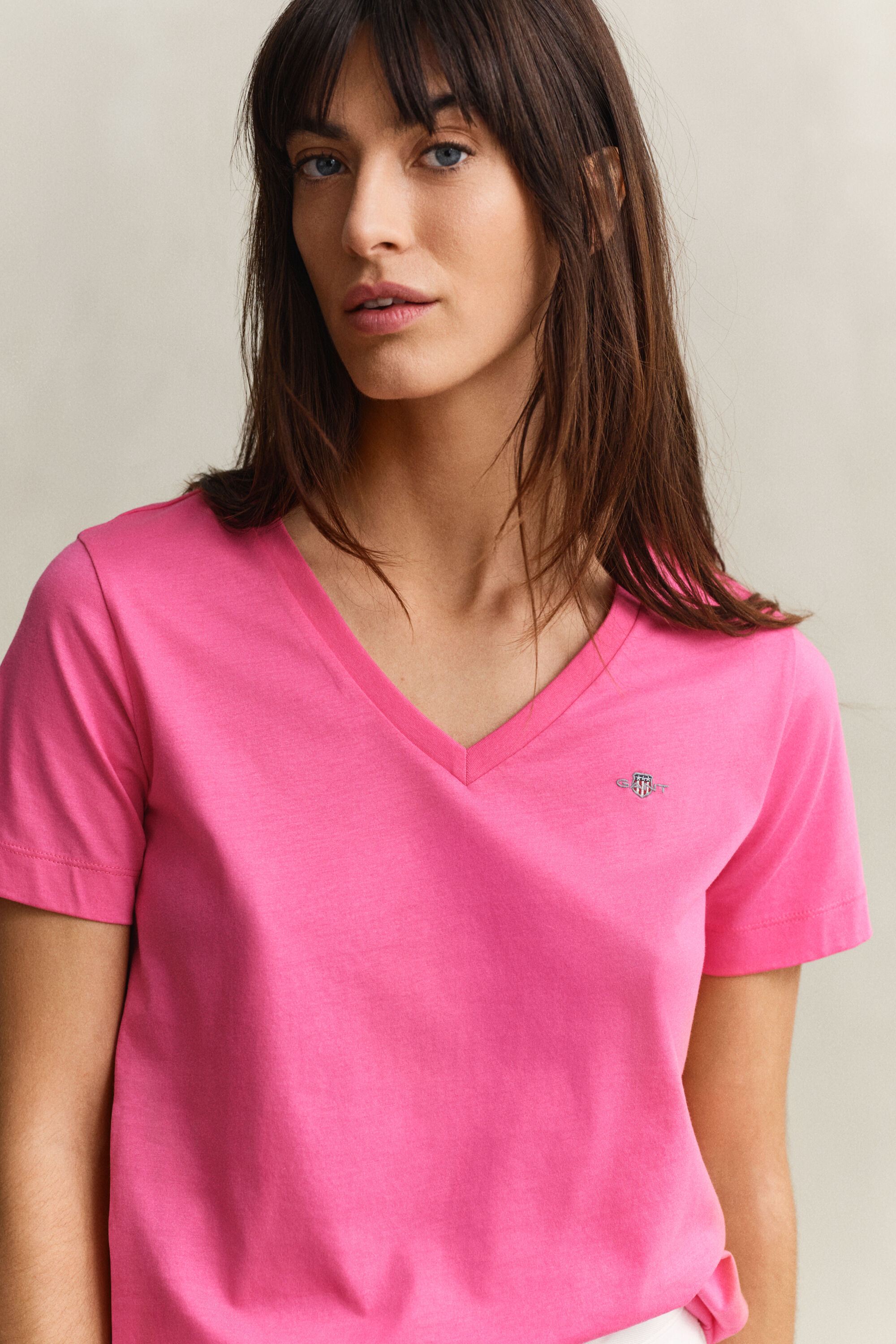 T-shirt com decote em V Shield