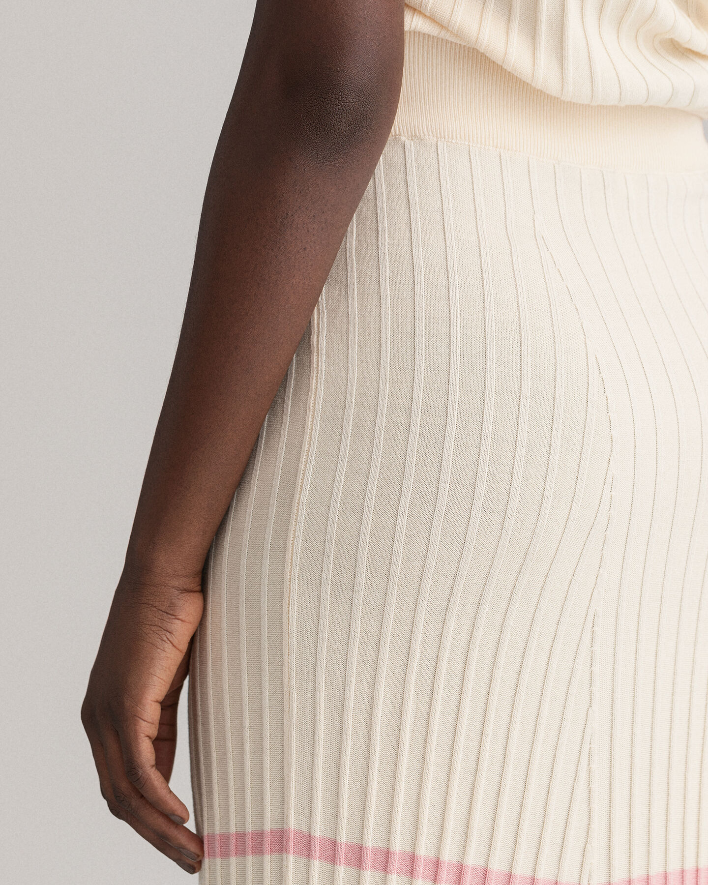 Saia de malha canelada &agrave;s riscas