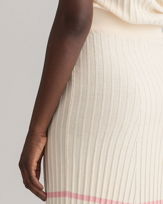 Saia de malha canelada &agrave;s riscas