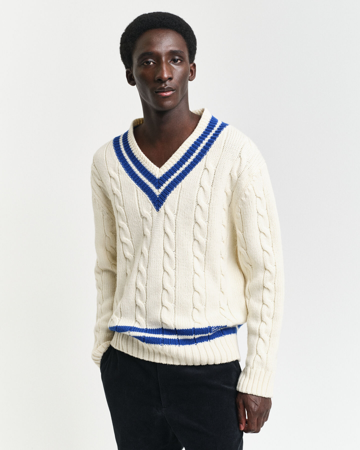 Pullover com decote em V em malha entrançada