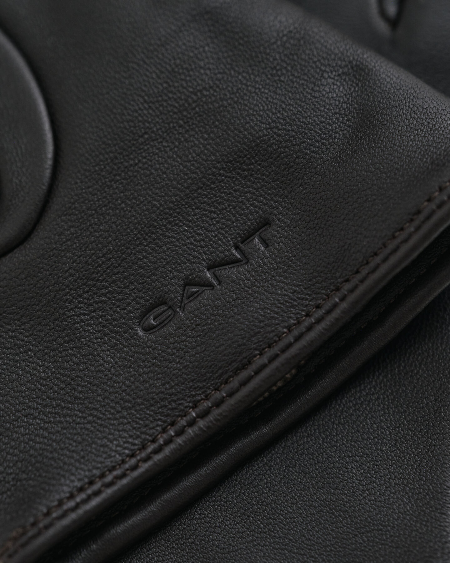 Luvas em pele com botão