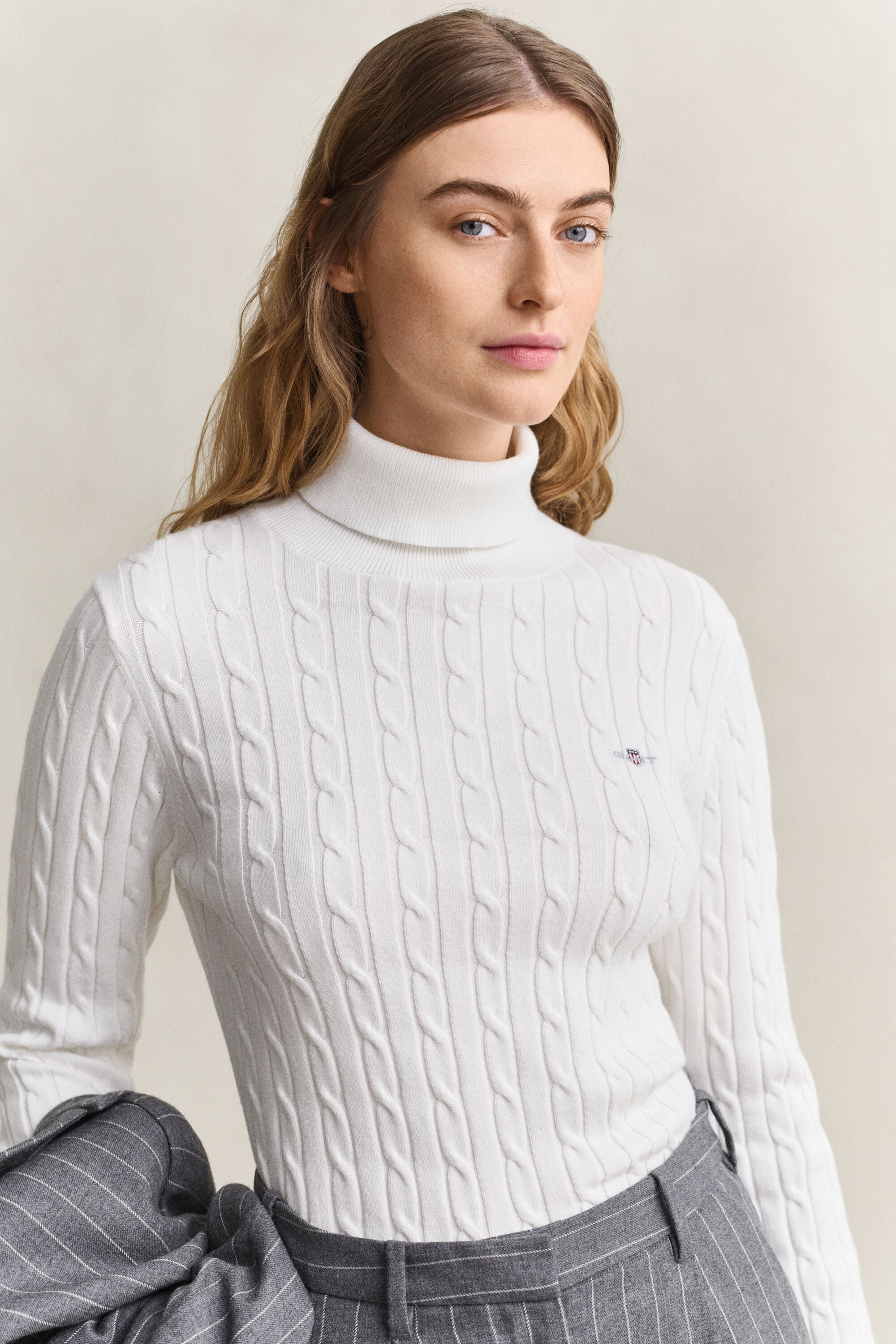 Camisola de gola alta em malha entrançada de algodão com elastano