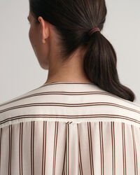 Cafetã com decote em V às riscas