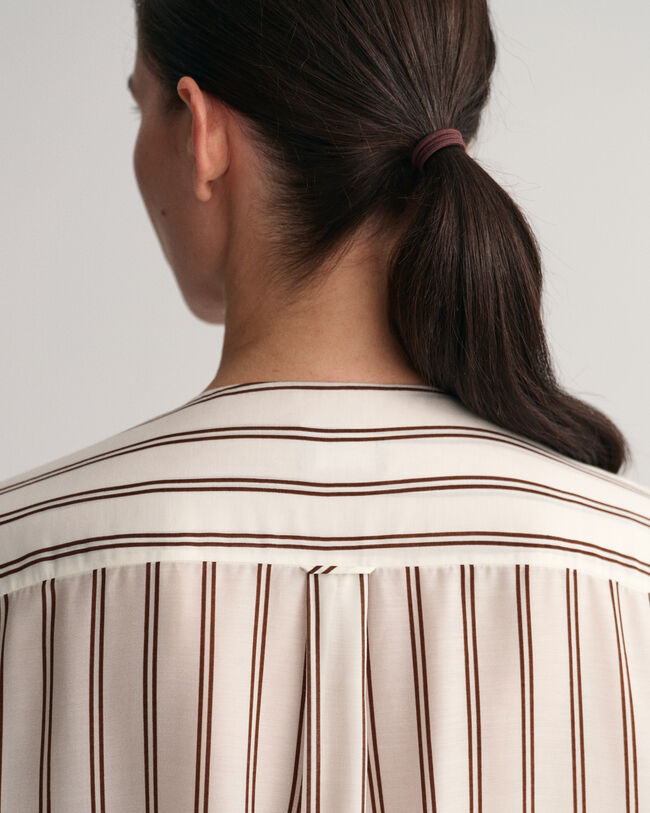 Cafetã com decote em V às riscas