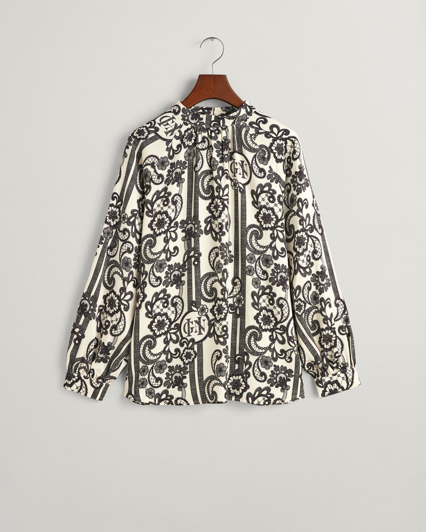 Blusa de gola alta com estampado de renda