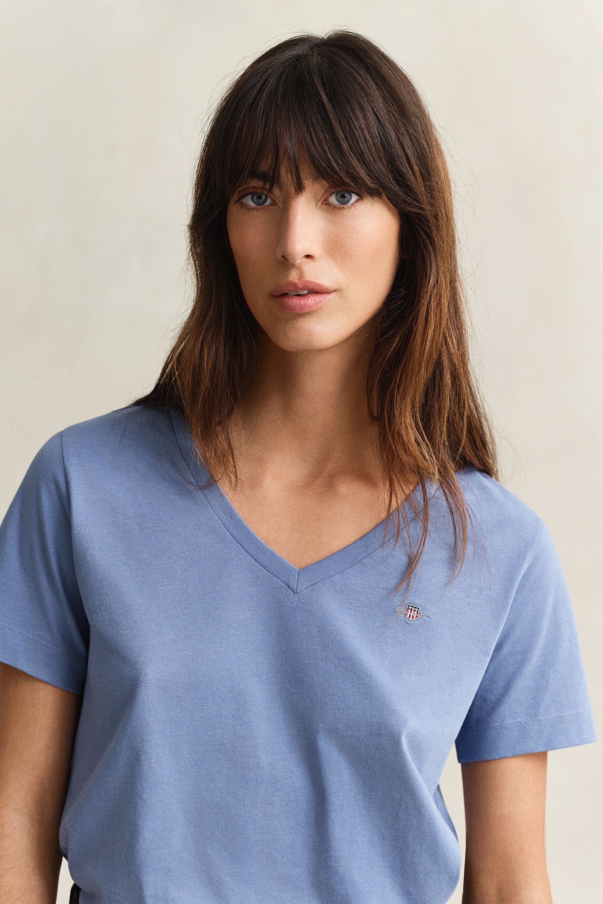 T-shirt com decote em V Shield