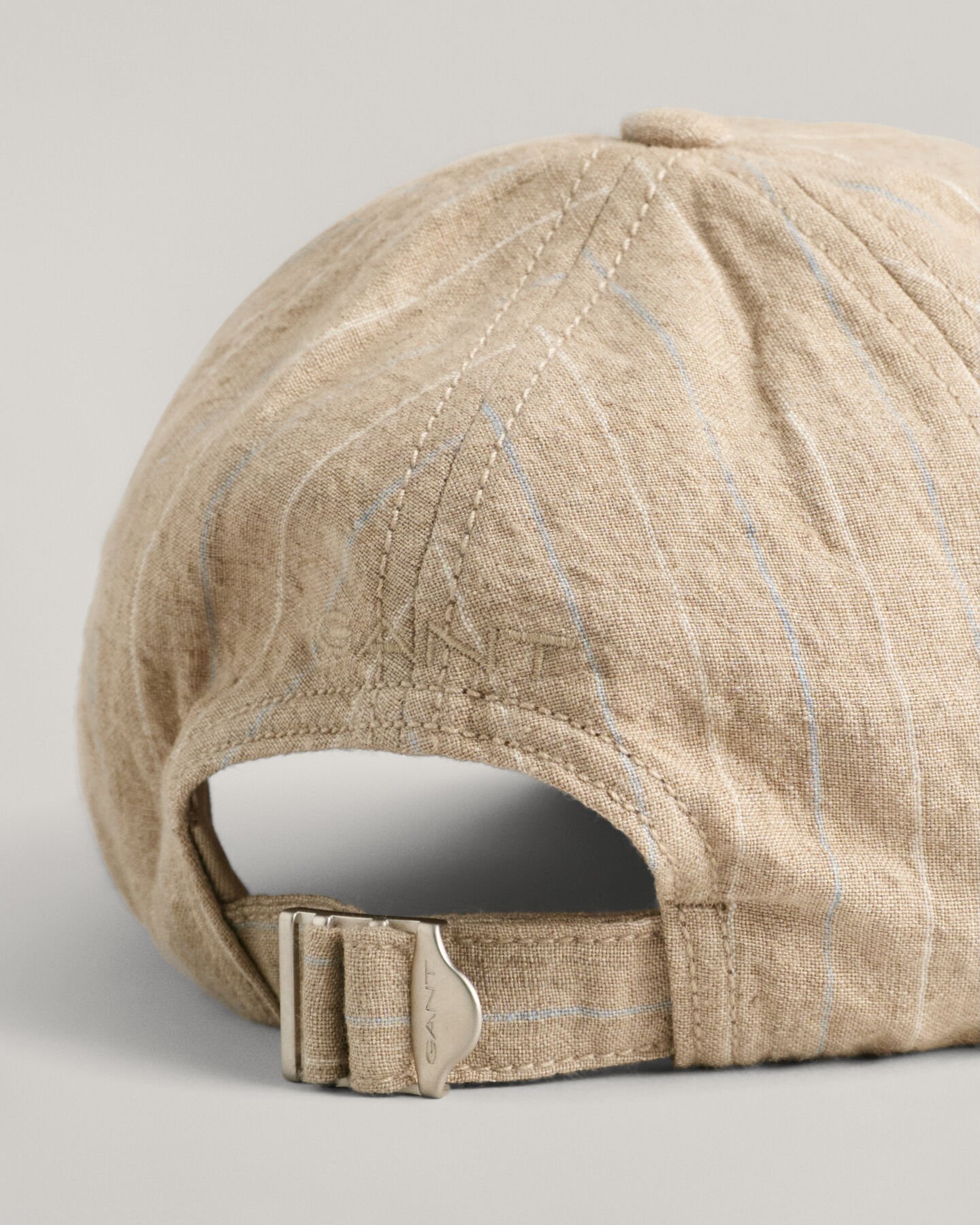 Boné em linho às riscas