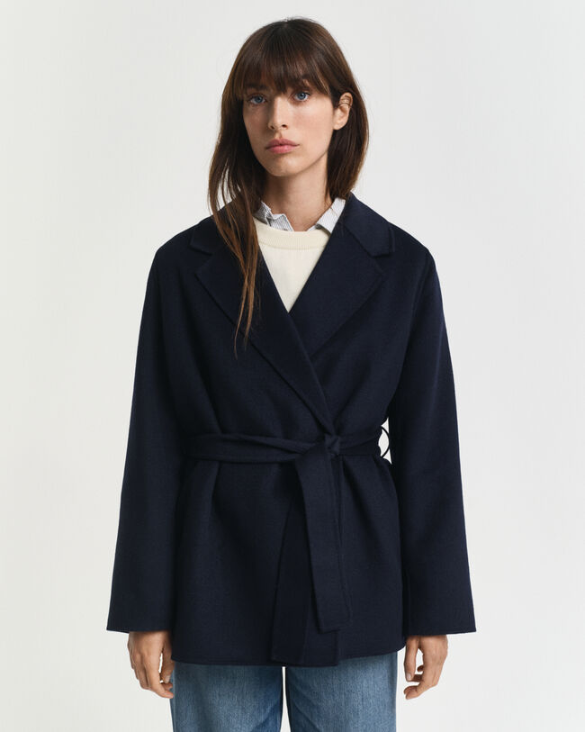 Casaco com cinto cosido à mão