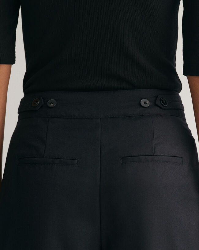 Cal&ccedil;as com perna a direito e cintura subida