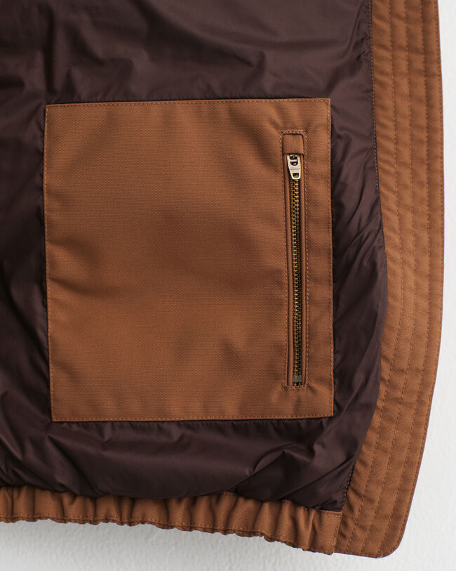 Casaco acolchoado com colarinho em pelo sint&eacute;tico