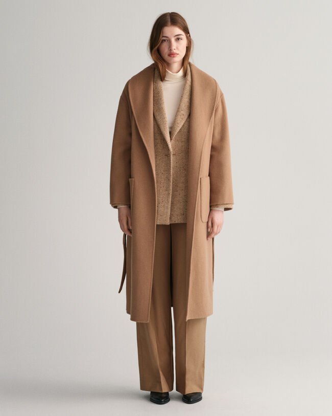 Sobretudo com cinto cosido à mão