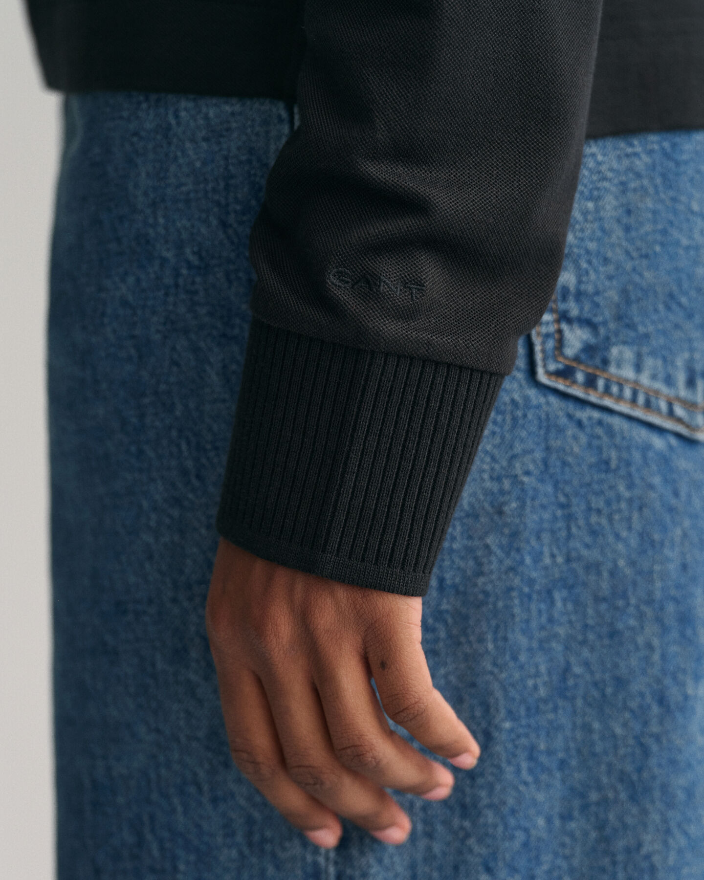 Polo de mangas compridas com detalhe no colarinho