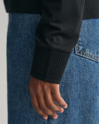 Polo de mangas compridas com detalhe no colarinho